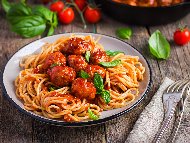 Спагети с пържени кюфтенца и доматен италиански сос Маринара с мащерка и босилек